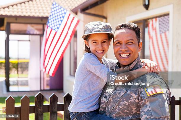 Nos Ejército Soldado Y Poco Hija Foto de stock y más banco de imágenes de Veterano de Guerra - Veterano de Guerra, Familia, Ejército