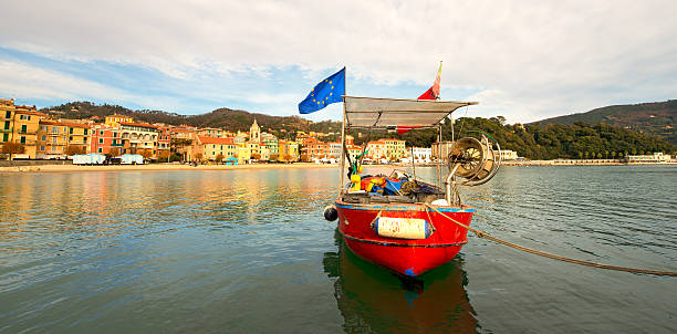 velho barco de pesca no porto-ligúria itália - rowboat nautical vessel small motorboat imagens e fotografias de stock