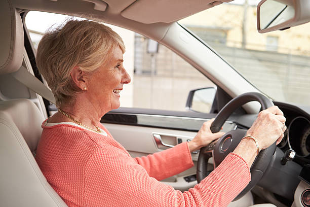w samochód widok starszy kobieta kierowca na koła - driving senior adult car women zdjęcia i obrazy z banku zdjęć