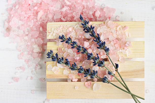 lavande et sel de bain - lavender lavender coloured merchandise spa treatment photos et images de collection