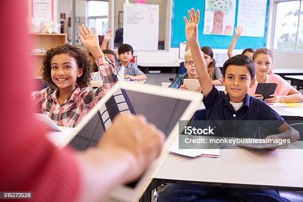 Foto de Professor Usando O Tablet Na Escola Primária De Aula e mais fotos de stock de Mesa digital