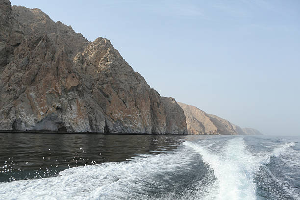 aerosol al mar desde un bote móvil, musandam península, omán - al hajjar fotografías e imágenes de stock