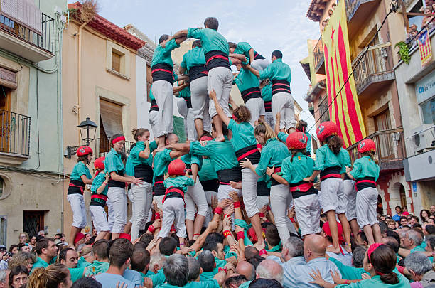 castells leistung in torredembarra, katalonien, spanien - castellers stock-fotos und bilder