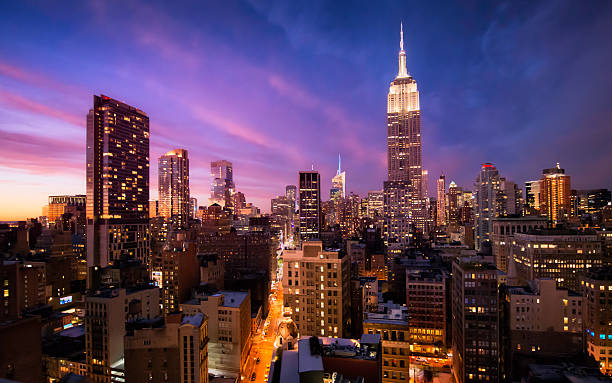 el horizonte de manhattan al atardecer, nueva york - centro de manhattan fotografías e imágenes de stock