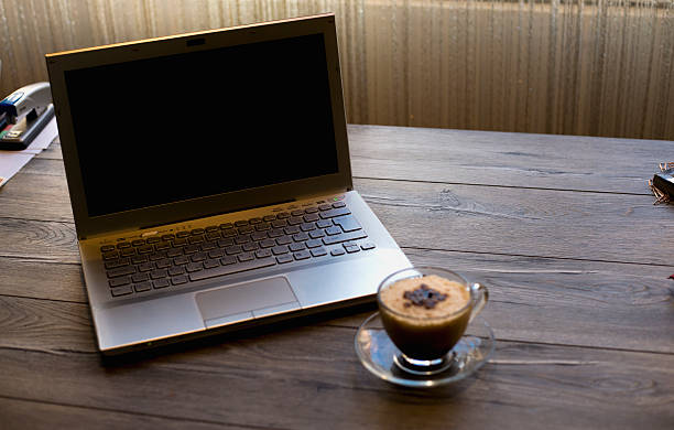 taza de café en el escritorio - resting computer key break red fotografías e imágenes de stock