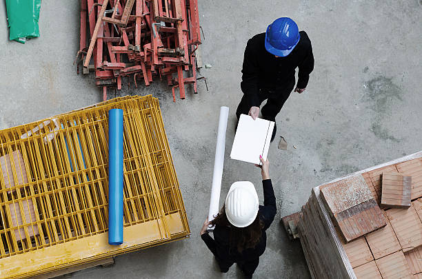 uomo e donna architetto sul posto di lavoro - young adult engineer intelligence male beauty foto e immagini stock