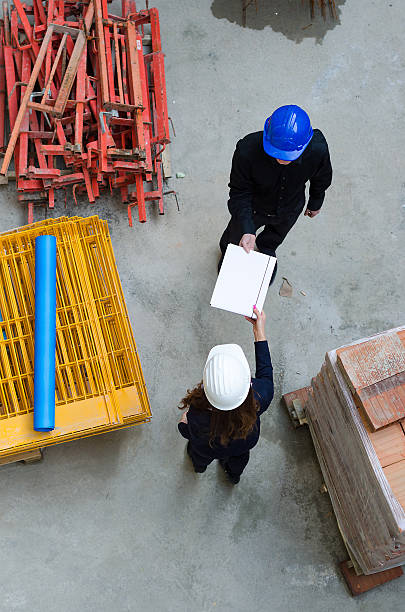 uomo e donna architetto sul posto di lavoro - young adult engineer intelligence male beauty foto e immagini stock