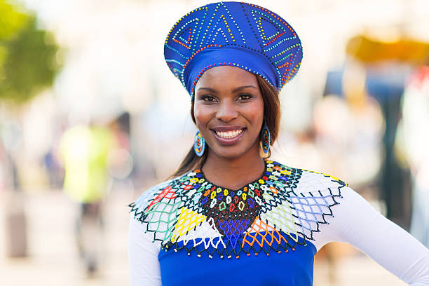 若いアフリカの女性の伝統的な服装 - south africa africa women zulu ストックフォトと画像