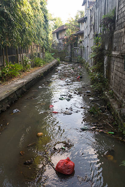 zanieczyszczone strumienia ubud - garbage dump vertical outdoors nobody zdjęcia i obrazy z banku zdjęć