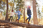 kinder-haben-spa%C3%9F-und-balancierst-auf-baum-im-herbst-wald.jpg?b=1&s=170x170&k=20&c=S8qL5AexsveSnhzN48dFCtravJsM2ZgNFE_dWivhVhA=