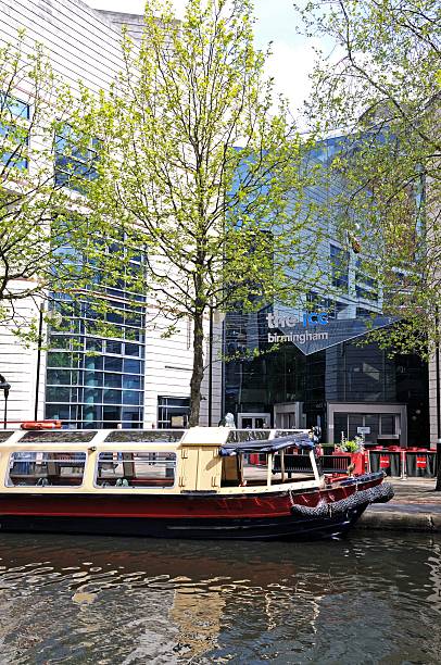 narrowboat auf der rückseite des icc, birmingham. - international convention center stock-fotos und bilder