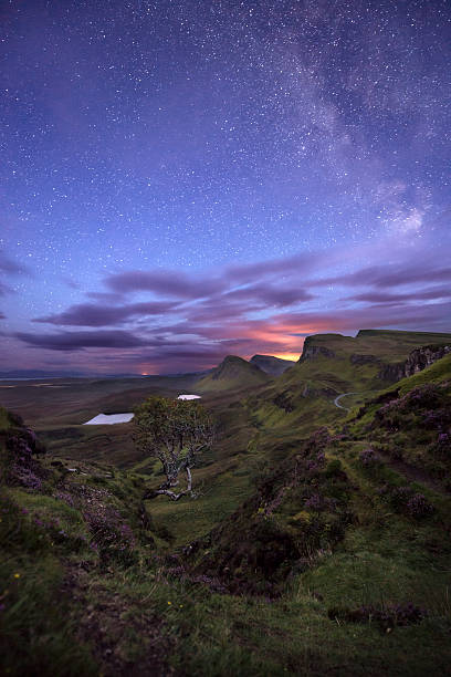 quiraing vue de nuit - quiraing needle photos et images de collection