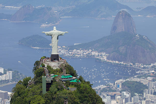 vista cenital de río de janeiro - christ the redeemer rio de janeiro city urban scene fotografías e imágenes de stock