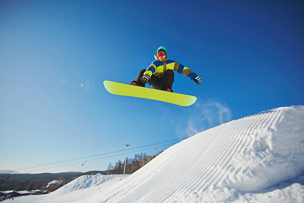 istock Sportsman snowboarding 515305367