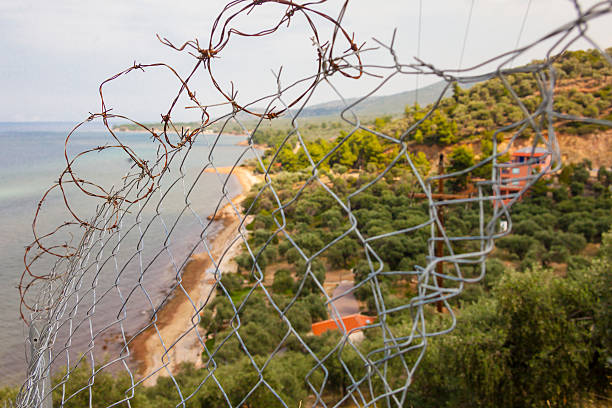 protección de propiedad - chainlink fence fence chain turnstile fotografías e imágenes de stock