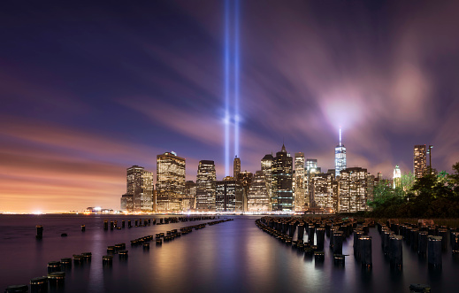 El horizonte de Manhattan, homenaje luces 9-11 photo