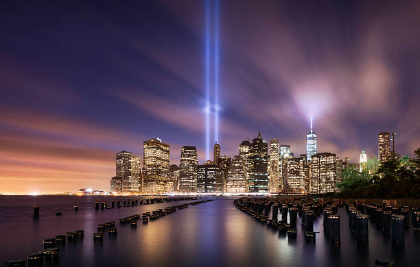 el horizonte de manhattan, homenaje luces 9-11 - lower manhattan fotos fotografías e imágenes de stock