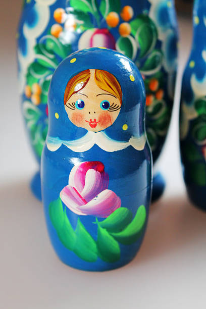 matrioshka-souvenirs da rússia - russian nesting doll babushka doll large group of objects - fotografias e filmes do acervo