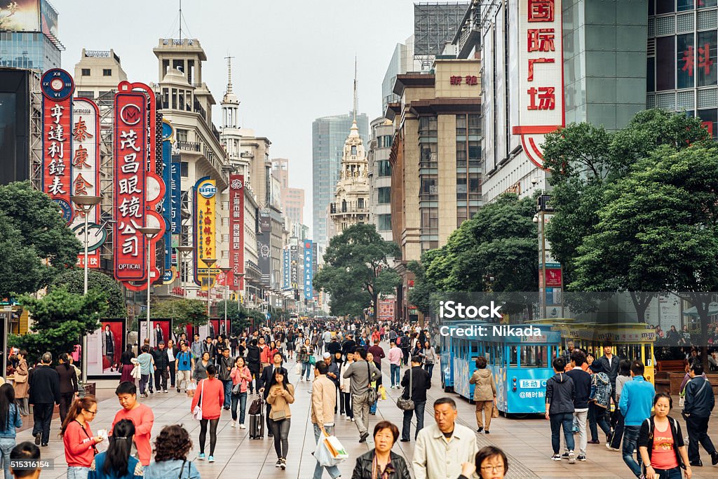 Agitado Administracion Street, en Shanghai, China - Foto de stock de China libre de derechos