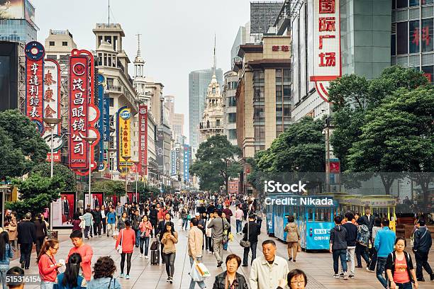 Agitado Administracion Street En Shanghai China Foto de stock y más banco de imágenes de China - China, Ir de compras, Shanghái