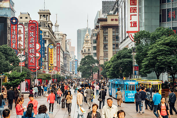 chargée de la rue des boutiques à shanghai, en chine - route de nankin photos et images de collection