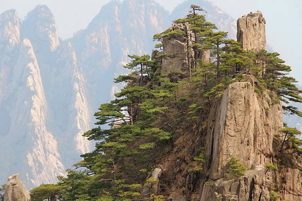 пиков хуаншань горы на закате, китай - huangshan mountains стоковые фото и изображения