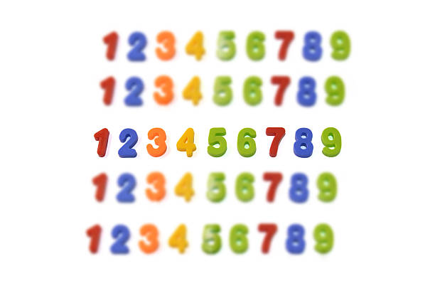números de color 3d sobre fondo blanco - number number 4 three dimensional shape green fotografías e imágenes de stock