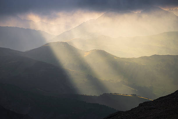 promieniami słońca i chmury nad górami w berneński oberland berneński - wildhorn zdjęcia i obrazy z banku zdjęć