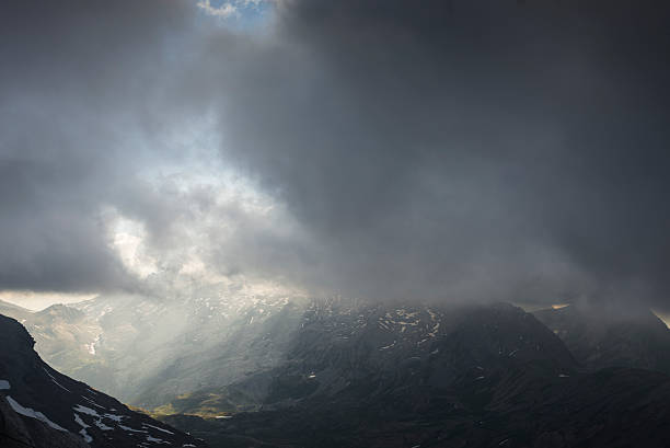 vista de o wildstrubel cabana sobre a nuvem wildhorn coberto - wildhorn imagens e fotografias de stock