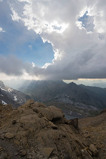 vista de la cabaña wildstrubel en la nube wildhorn cubierto - wildhorn fotografías e imágenes de stock