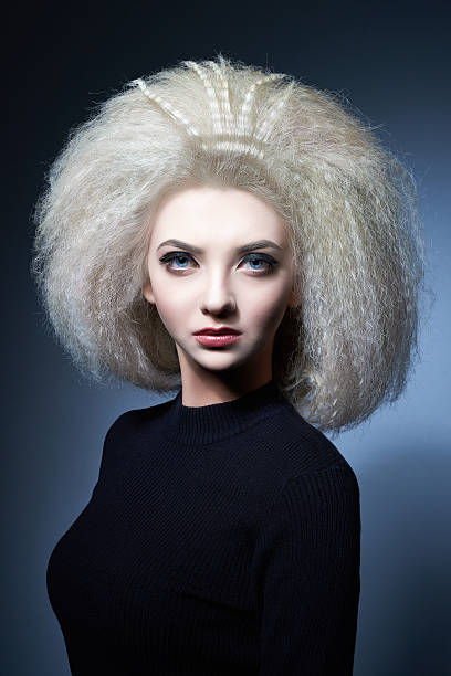 atteggiamento e acconciatura - big hair blond hair frizzy women foto e immagini stock