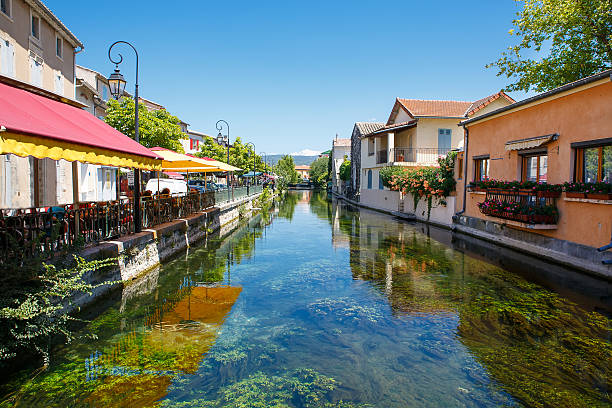 l ' isle-sur-la-sorgue, pequeño típica ciudad en provenza, francia - st remy de provence fotografías e imágenes de stock