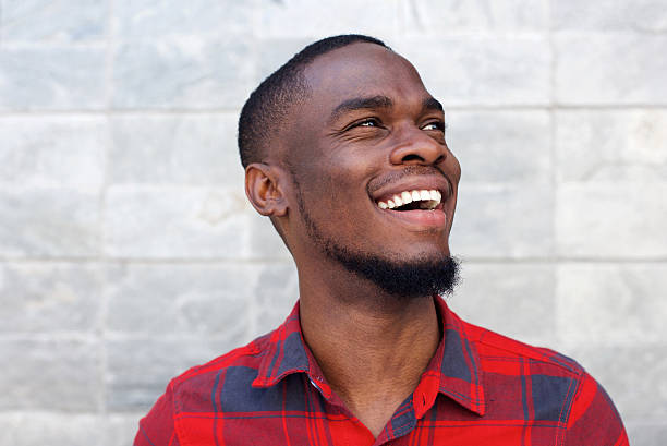 счастливый африканских американский мужчина смеяться - men african descent looking up smart casual стоковые фото и изображения