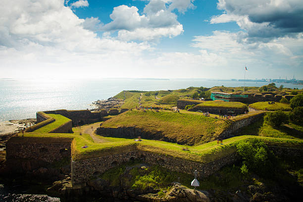 pintoresca verano vista aérea de suomenlinna - suomenlinna fotografías e imágenes de stock