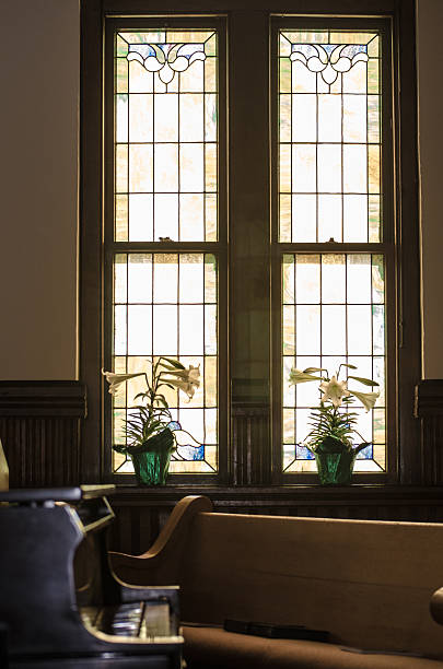 liliáceas de páscoa em uma igreja janela - church stained glass hymnal glass imagens e fotografias de stock
