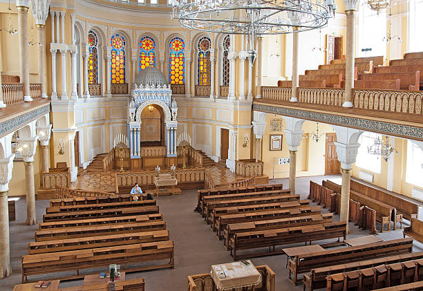 санкт-петербург. россия. человек в синагога - torah ark стоковые фото и изображения