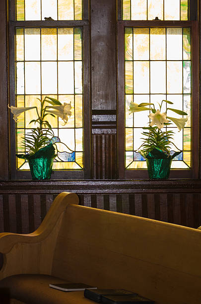ostern lilien in gemeinde fenster mit kirchenbank - stained glass pew church hymnal stock-fotos und bilder