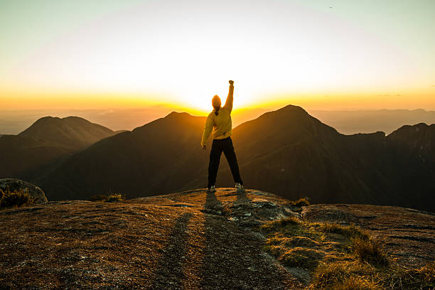 celebra éxito de hombre en la cima de una montaña - success mountain mountain peak winning fotografías e imágenes de stock