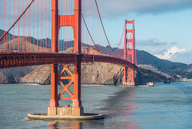 golden gate-reise sehenswürdigkeit. san francisco, vereinigte staaten - san francisco county suspension bridge cityscape marin tower stock-fotos und bilder