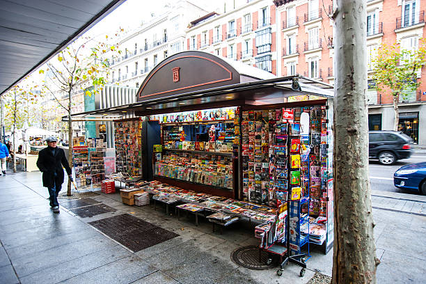 un kiosque à journaux à madrid, espagne - news stand photos et images de collection