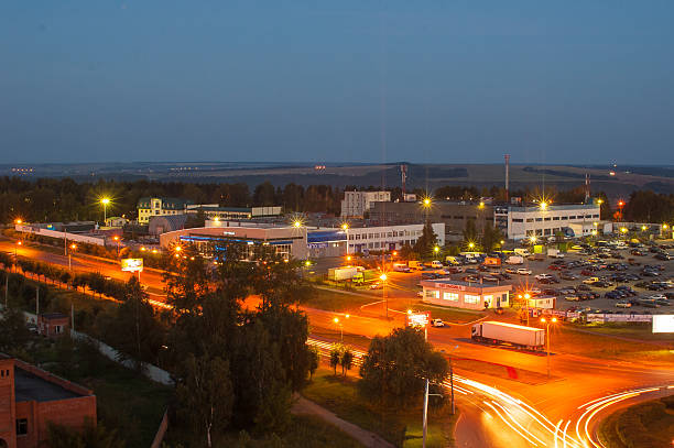 nacht stadt izhevsk - izhevsk stock-fotos und bilder