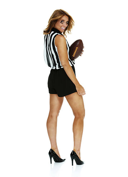 souriant tenant un ballon arbitre de football américain - sex symbol referee women adult photos et images de collection