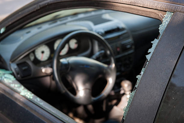 autos broken fenster - einbruch stock-fotos und bilder