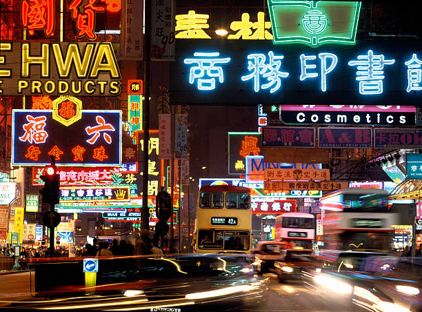 china neonleuchten nacht busse hong kong - hong kong billboard asia china stock-fotos und bilder