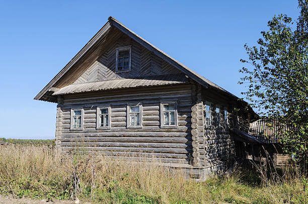 istock Old abandoned wooden house 515433002