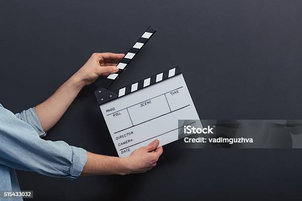 Photo libre de droit de Bel Homme Avec Clap banque d'images et plus d'images libres de droit de Clap de cinéma - Clap de cinéma, Industrie du cinéma, Un seul jeune homme