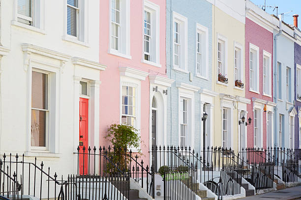 bunte englischen häuser fassaden, pastellfarben mit hellen farben in london - pink buildings stock-fotos und bilder