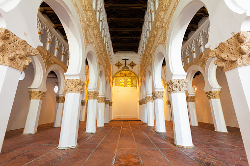Interior de Santa maría la Blanca sinagoga en Toledo, España photo