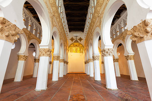 no interior de santa maria la blanca sinagoga de toledo, espanha - toledo imagens e fotografias de stock