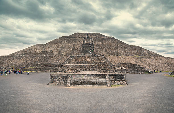 die pyramide der sonne, teotihuacan. - teotihuacan stock-fotos und bilder